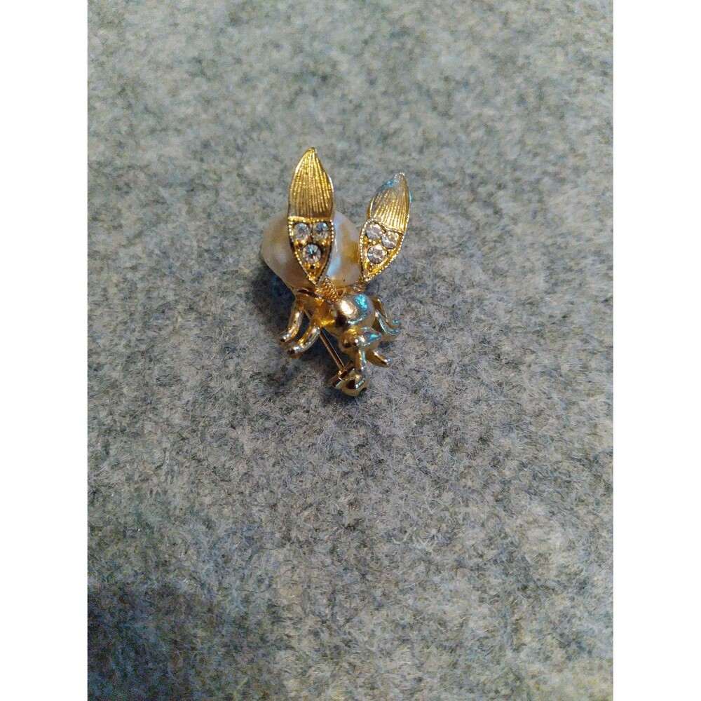 Vintage Gold-Tone Bee Brooch Pin with Pearl Body Crystal Wings Insect Jewelry